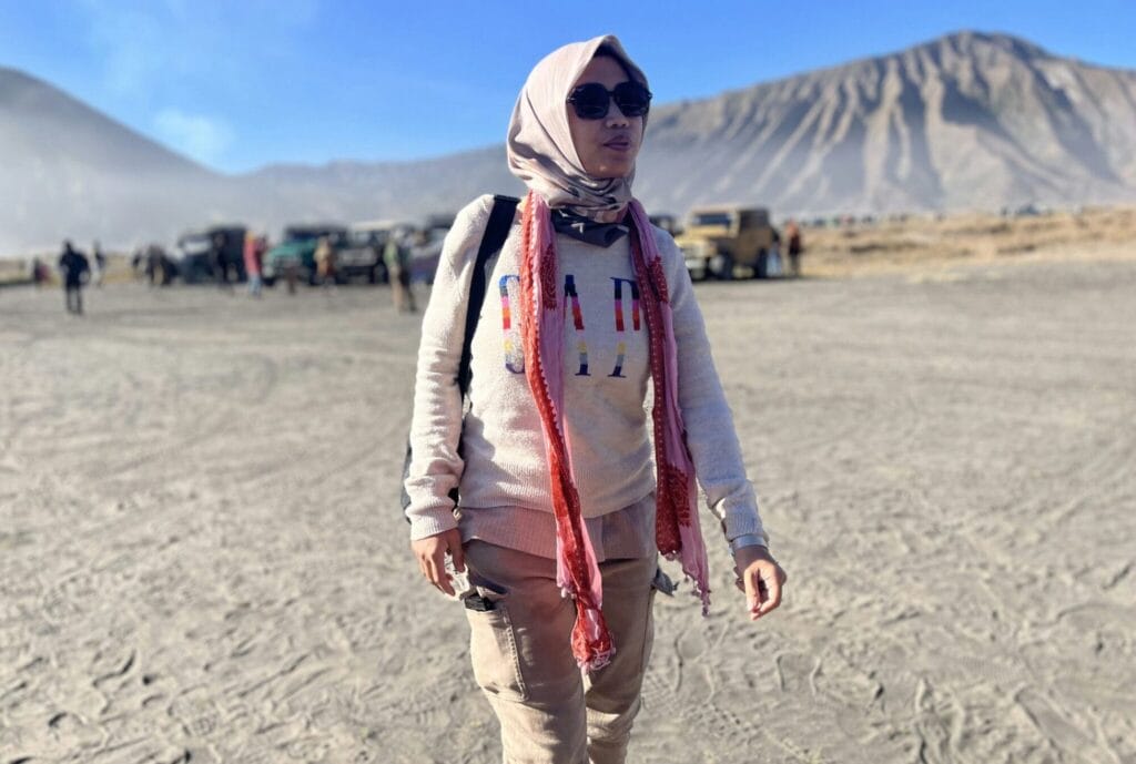 Women walking in the dessert