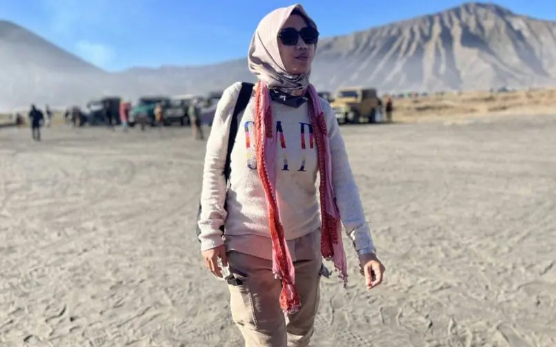 Women walking in the dessert