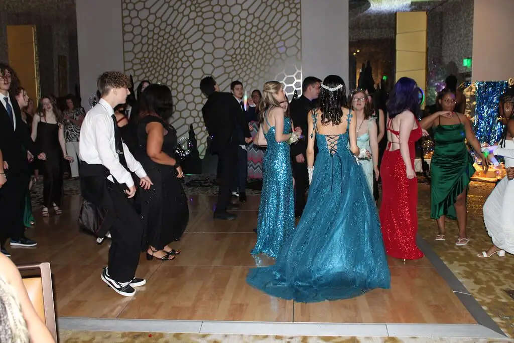 girls dancing